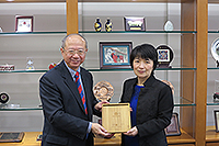 Prof. Mei Bing (right), Vice-President of East China Normal University, presents a souvenir to Prof. Michael Hui, Pro-Vice-Chancellor of CUHK